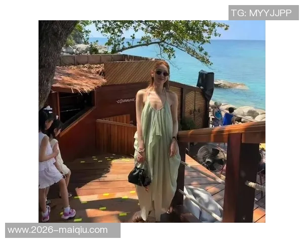 翟晓川妻子分享观赛美照庆祝陪伴第15个赛季只为与你共度每一个瞬间